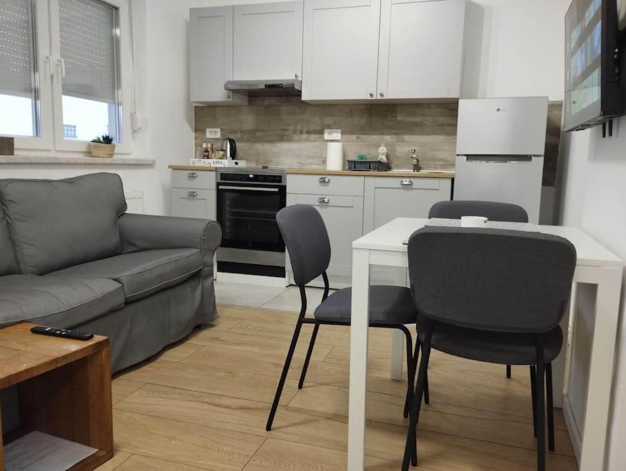 Lovely Flat, City Center With Free Parking Varazdin Exterior photo